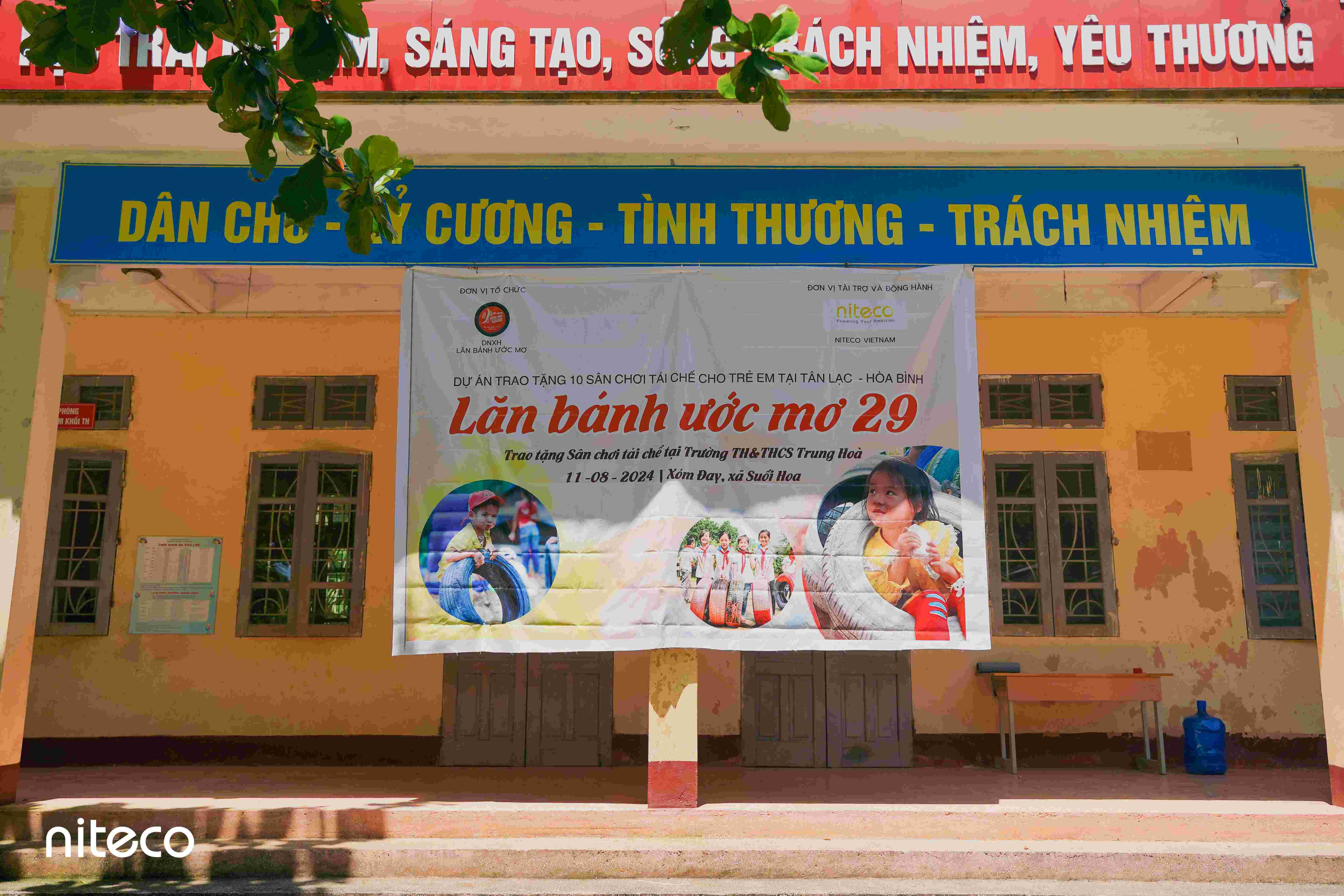 Banner for "Lăn bánh ước mơ 29" project gifting recycled playgrounds to children in Hòa Bình.