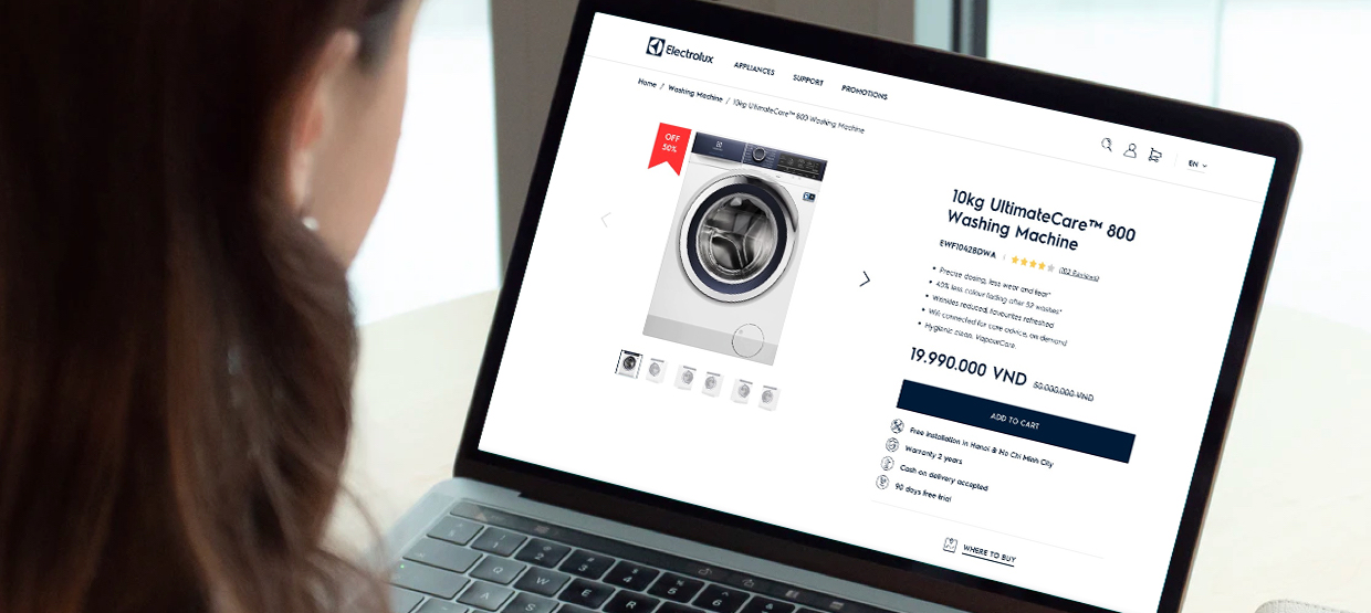 Woman browsing 10kg UltimateCare 800 washing machine on Electrolux website